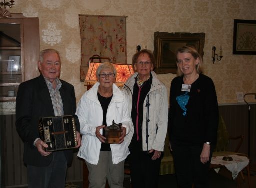 Sagnheimum færðir munir frá Guðbjörgu og Hjálmari frá Dölum