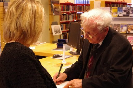 Þórður í Skógum gefur Safnahúsi Vestmannaeyja merkilegt handrit af Reisubók sr. Ólafs Egilssonar